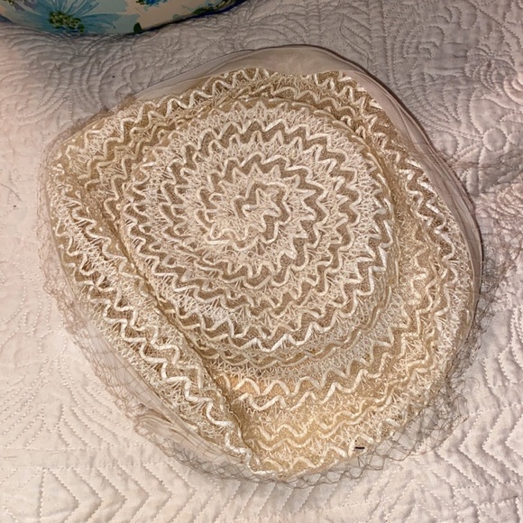 Gorgeous Vintage Hat box with assorted hats including Fur hats - Picture 12 of 15